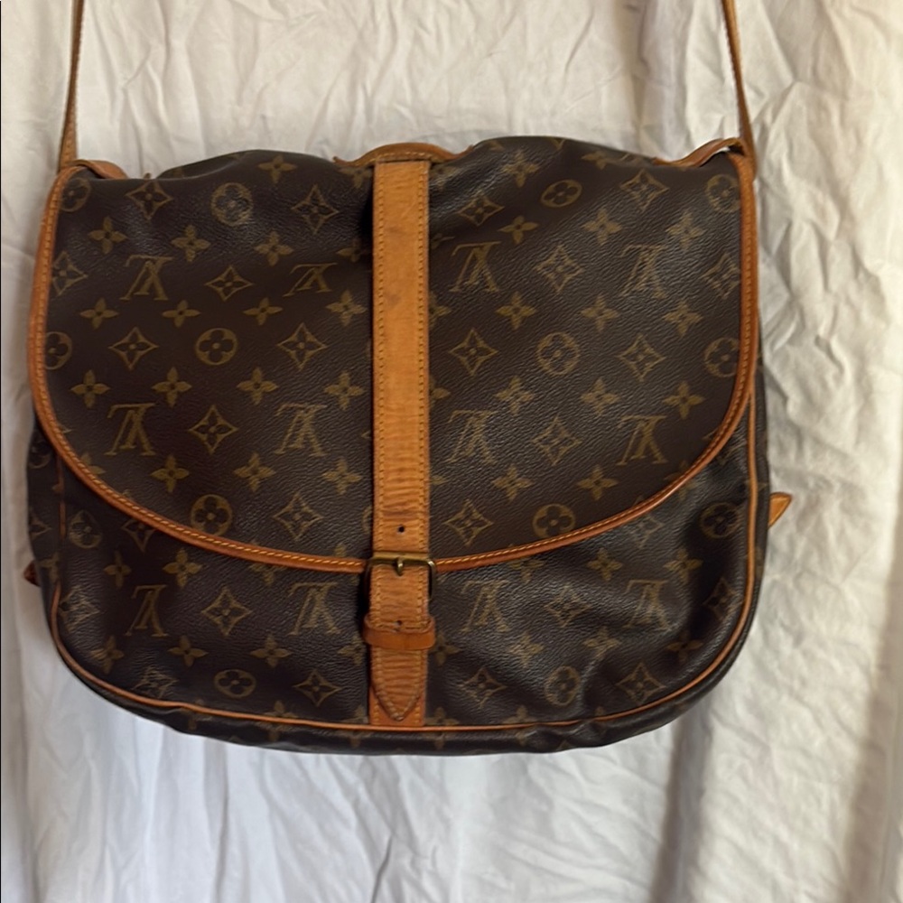 Louis Vuitton Vintage Monogram Samur 35 Crossbody Messenger Bag AR0950